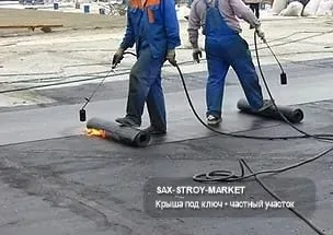 Узел под осадки показывает рабочий масштаб: восстановление гидроизоляции, рулонный слой, нахлёст и контроль герметичности. Разговор с мастером, Южно-Сахалинск: где важна герметичность — примыкание к парапету, осмотр после осадков, стойкость шва.