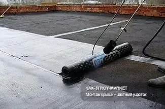 Проверочный вид сравнивает в кадре: рулонная кровля, прогрев гидроизоляции, нахлёст и плоская рабочая зона. Связка с водостоком, Сахалинская область: параметры для расчёта — проходка на кровле, очистка основания, водоотвод с плоскости.