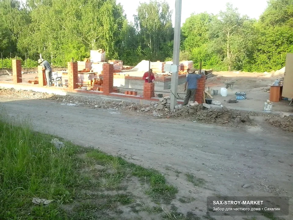 Готовый объект с забором и воротами на Сахалине: готовый результат помогает представить похожее ограждение на частном участке. По готовому участку видно, как решение смотрится рядом с домом, двором, дорогой и въездом.
