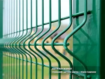 Забор-жалюзи с горизонтальными ламелями в Южно-Сахалинске: объект выглядит завершенным: закрыта граница участка и сохранен удобный доступ. По готовому участку видно, как решение смотрится рядом с домом, двором, дорогой и въездом.