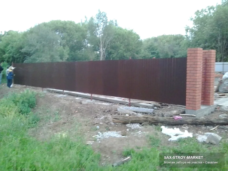 Забор-жалюзи с горизонтальными ламелями в Южно-Сахалинске: кадр передает итоговый вид объекта, а не отдельную техническую деталь. Такой пример помогает спокойно обсудить будущий периметр без лишних обещаний и рекламных фраз.