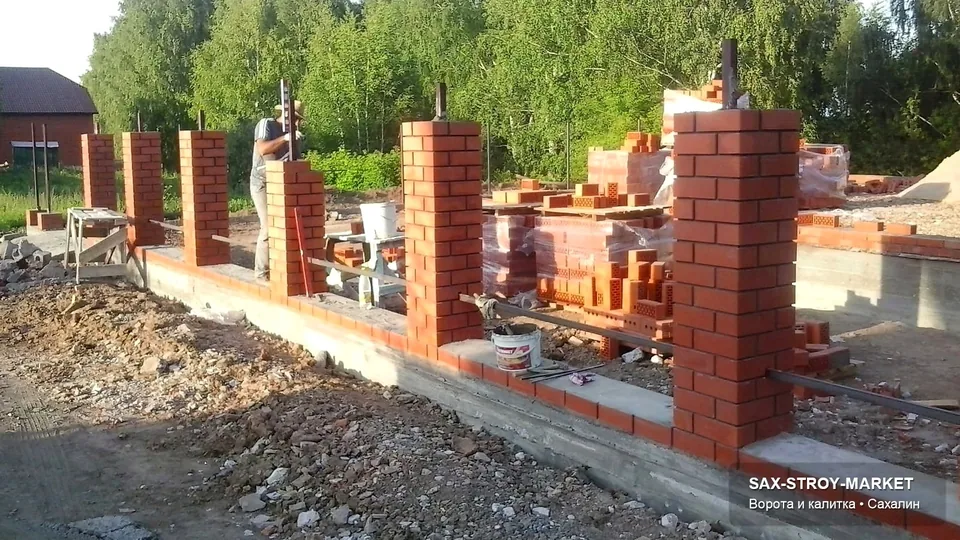 Металлическая калитка для проходной зоны в Южно-Сахалинске: видны важные мелочи: стойки, фурнитура и аккуратное примыкание к секциям. Проходная зона должна совпадать по стилю с забором и не выбиваться из фасадной линии.