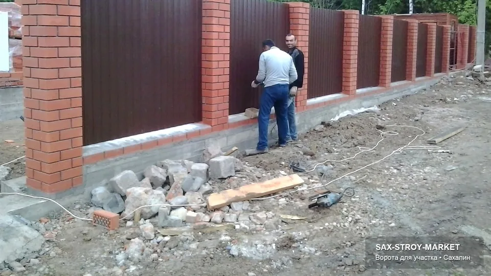 Металлическая калитка для проходной зоны в Южно-Сахалинске: видна проходная зона, ручка, петли и привязка калитки к ограждению. Важны высота, ширина прохода, фурнитура и аккуратное примыкание к соседним секциям.