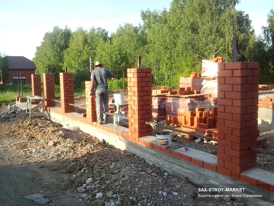 Металлическая калитка для проходной зоны в Южно-Сахалинске: кадр показывает отдельный вход на участок без смешения с воротным проемом. Проходная зона должна совпадать по стилю с забором и не выбиваться из фасадной линии.