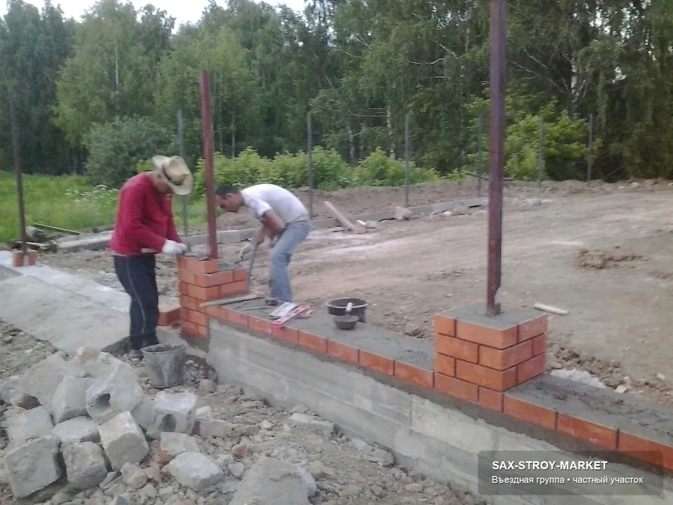 Легкое сетчатое ограждение в Южно-Сахалинске: можно оценить высоту калитки, ширину прохода и удобство ежедневного доступа. Калитку проектируют как отдельный удобный проход, чтобы не открывать ворота при каждом входе на участок.