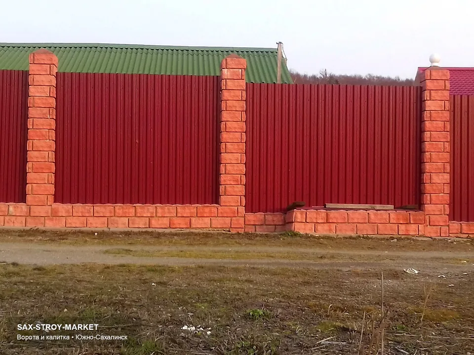Металлическая калитка для проходной зоны в Южно-Сахалинске: на фото читается баланс безопасности, внешнего вида и простой эксплуатации. Проходная зона должна совпадать по стилю с забором и не выбиваться из фасадной линии.