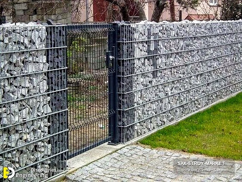 Металлическая калитка для проходной зоны в Южно-Сахалинске: металлическая часть выглядит как продолжение забора, а не случайная вставка. Проходная зона должна совпадать по стилю с забором и не выбиваться из фасадной линии.