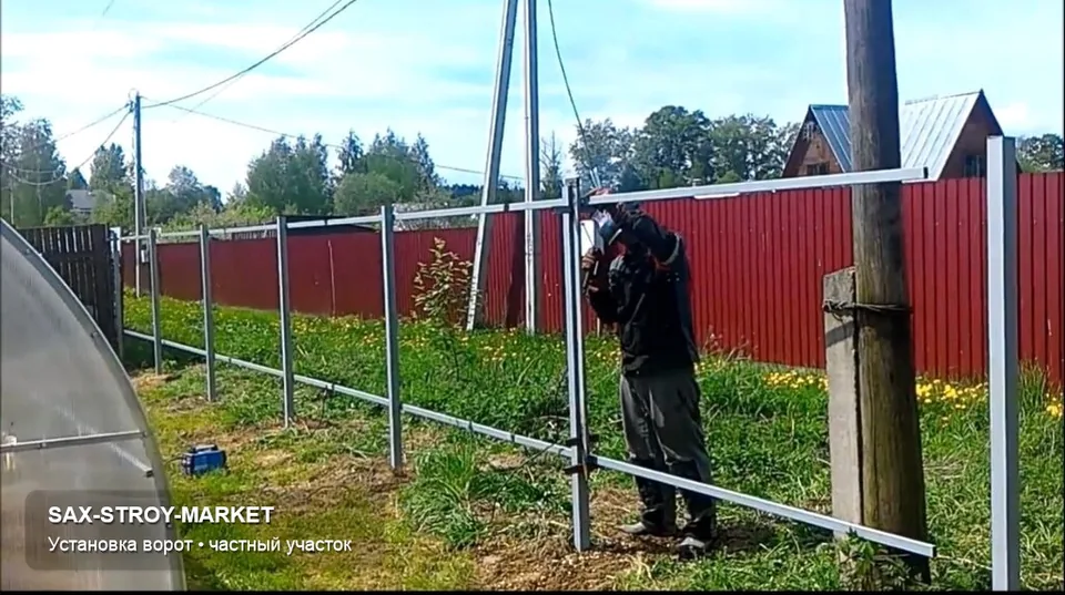 Металлическая калитка для проходной зоны в Южно-Сахалинске: кадр полезен для выбора проходной зоны под похожую въездную группу. Проходная зона должна совпадать по стилю с забором и не выбиваться из фасадной линии.
