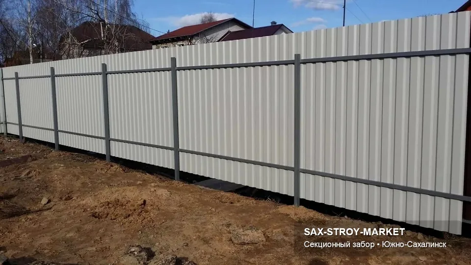 Металлический забор в Южно-Сахалинске: ограждение выглядит аккуратно рядом с въездной зоной и существующим ландшафтом. В таких ограждениях важны ровный шаг опор, прочность секций и внешний вид со стороны фасада.