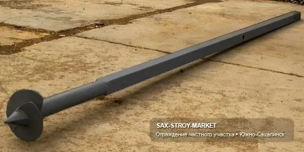 Евроштакетник с аккуратным просветом в Южно-Сахалинске: ограждение выглядит аккуратно рядом с въездной зоной и существующим ландшафтом. Решение подбирается под участок: где нужен обзор, где важнее закрытость, а где нужна декоративная линия.