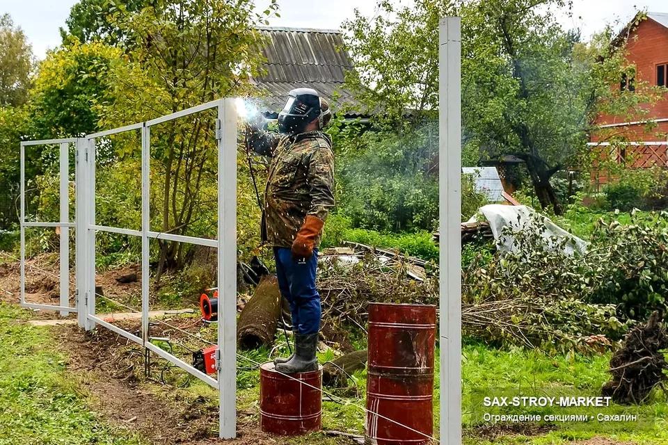 Евроштакетник с аккуратным просветом в Южно-Сахалинске: виден реальный масштаб секций, высота и визуальная легкость конструкции. Сах-Строй Маркет помогает выбрать между металлическими секциями, евроштакетником, сеткой, кирпичом и комбинированным решением.