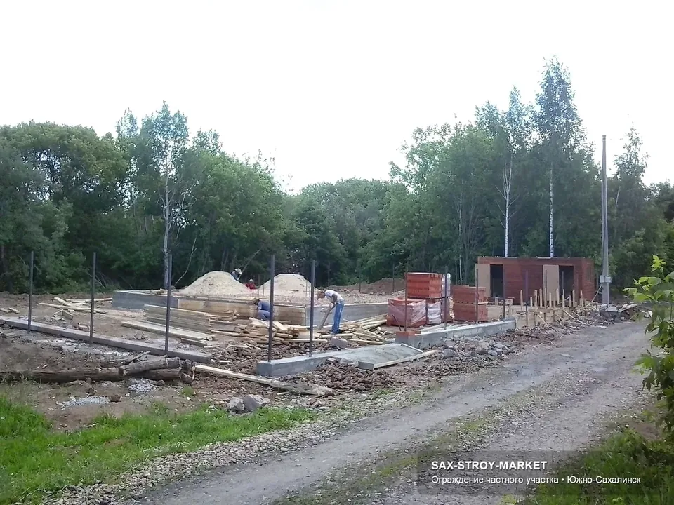 Евроштакетник с аккуратным просветом по Сахалинской области: кадр полезен для выбора между сеткой, евроштакетником, кирпичом и металлом. Решение подбирается под участок: где нужен обзор, где важнее закрытость, а где нужна декоративная линия.