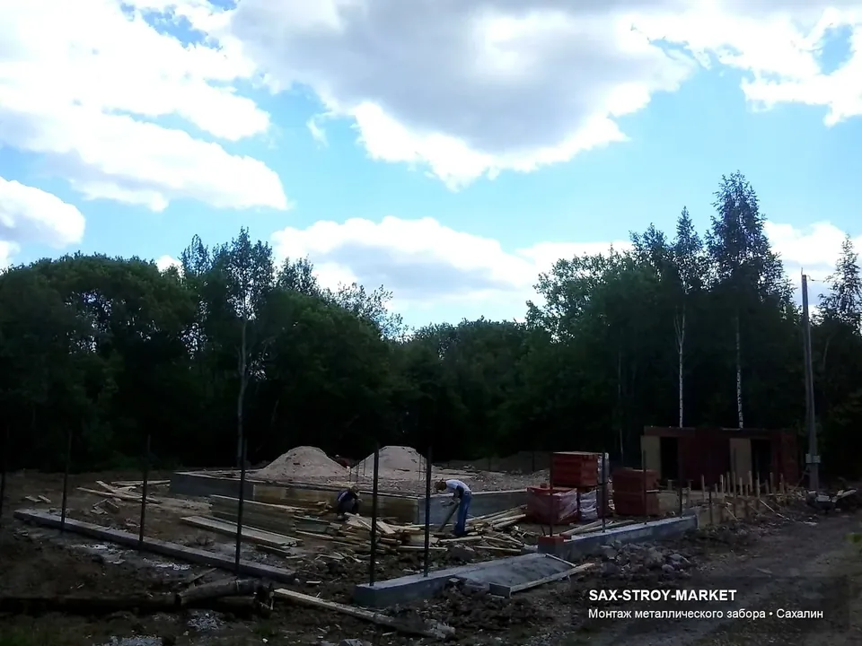 Опорные трубы и столбы под секции по Сахалинской области: опоры выставлены как база для дальнейшей установки профлиста, сетки или ворот. На этом этапе выставляют точки, глубину, шаг столбов и будущую геометрию периметра.