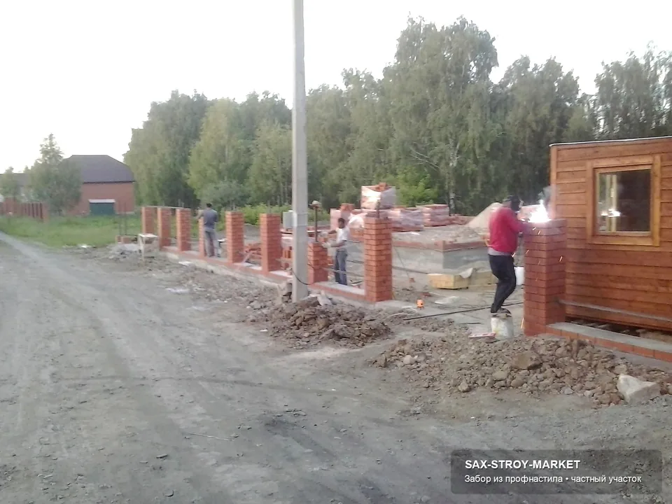 Металлическое ограждение с декоративными элементами в Южно-Сахалинске: можно оценить шаг столбов, глубину подготовки и привязку к периметру. От опор зависит ровность секций, жесткость забора и срок службы всей линии ограждения.