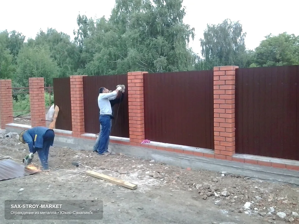 Опорные трубы и столбы под секции в Южно-Сахалинске: кадр помогает понять качество скрытых работ до монтажа декоративных секций. Скрытая часть работы важна не меньше, чем внешний вид готового забора.