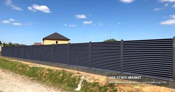 Опорные трубы и столбы под секции по Сахалинской области: по расположению столбов читается будущая геометрия забора. От опор зависит ровность секций, жесткость забора и срок службы всей линии ограждения.