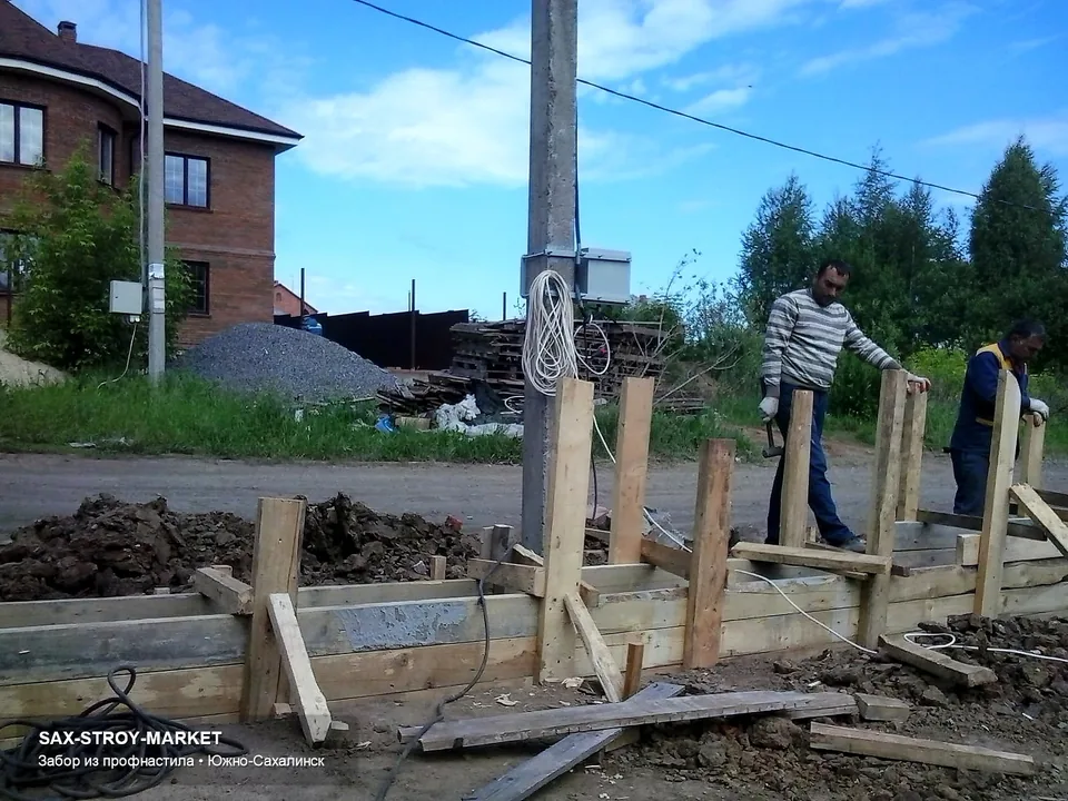 Опорные трубы и столбы под секции в Южно-Сахалинске: видна подготовка опор, от которой зависит ровность всей линии забора. Скрытая часть работы важна не меньше, чем внешний вид готового забора.