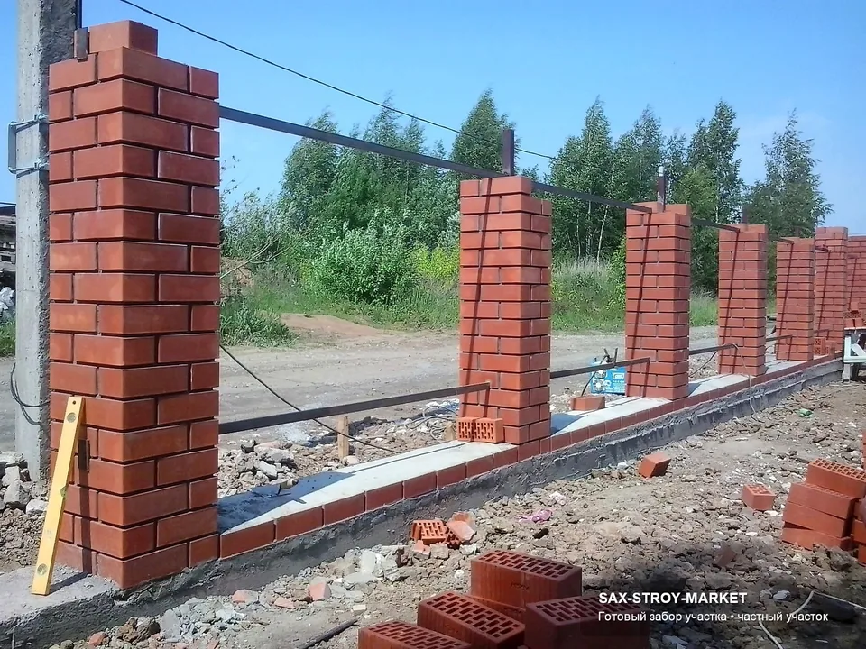 Свайные опоры под линию забора в Южно-Сахалинске: рабочий этап влияет на жесткость секций и срок службы забора. Скрытая часть работы важна не меньше, чем внешний вид готового забора.