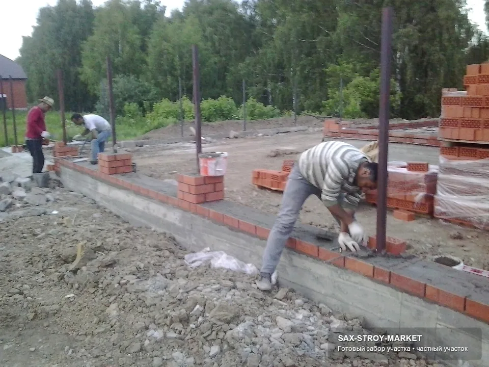 Свайные опоры под линию забора в Южно-Сахалинске: видно, где формируется несущая часть будущего ограждения. На этом этапе выставляют точки, глубину, шаг столбов и будущую геометрию периметра.