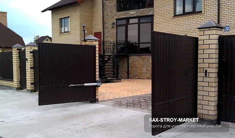 Распашная въездная группа в Южно-Сахалинске: кадр показывает, как распашные ворота связаны с забором и проходной зоной. Такой формат хорошо подходит для частного двора, дачи или хозяйственного въезда.