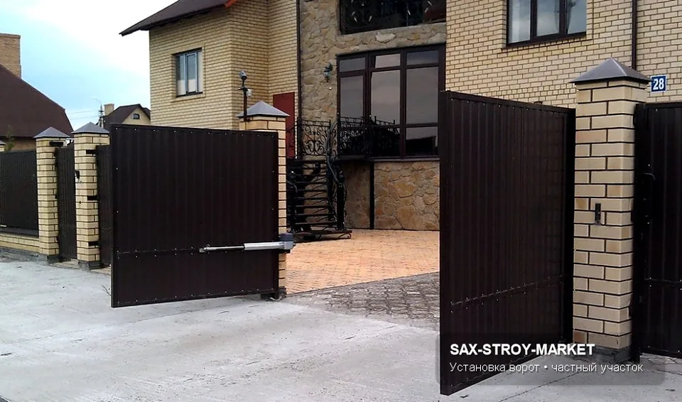 Распашная въездная группа в Южно-Сахалинске: распашная конструкция смотрится понятно и надежно для частного двора. Распашные ворота подбирают по ширине проезда, весу створок, петлям и месту для открывания.