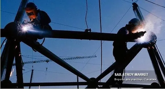 Распашная въездная группа по Сахалинской области: такое решение удобно, когда перед въездом хватает места для движения створок. Распашные ворота подбирают по ширине проезда, весу створок, петлям и месту для открывания.
