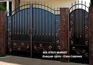Распашная въездная группа по Сахалинской области: на фото хорошо читаются пропорции створок и практичный характер въездной группы. Компания связывает створки, опоры, калитку и секции забора в одну аккуратную въездную группу.