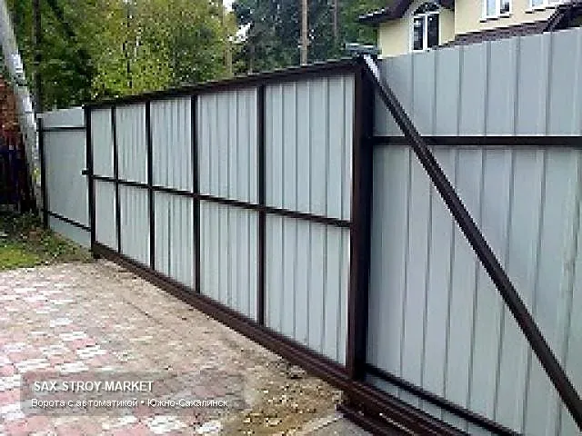 Распашная въездная группа по Сахалинской области: видно, как простая конструкция решает задачу доступа без лишнего усложнения. Такой формат хорошо подходит для частного двора, дачи или хозяйственного въезда.