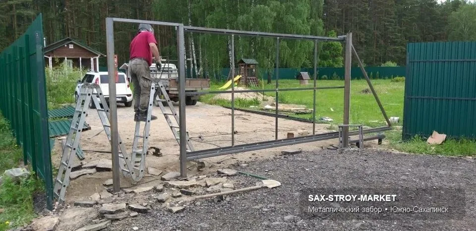 Закрытый периметр из профлиста в Южно-Сахалинске: можно оценить цвет, направление секций и общий масштаб ограждения. Компания подбирает толщину профлиста, цвет, высоту секций и опоры под ветровую нагрузку участка.
