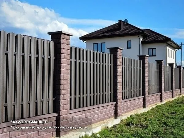 Закрытый периметр из профлиста в Южно-Сахалинске: профлист смотрится цельно, без лишних просветов, с понятной геометрией пролета. Для похожего объекта заранее обсуждаются проемы, калитка, примыкания и удобный подъезд к дому.