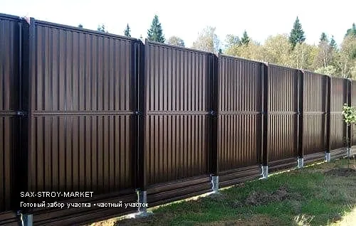 Закрытый периметр из профлиста в Южно-Сахалинске: ограждение подходит для частного двора, где важны приватность и быстрый монтаж. Компания подбирает толщину профлиста, цвет, высоту секций и опоры под ветровую нагрузку участка.