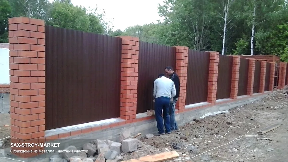 Закрытый периметр из профлиста в Южно-Сахалинске: акцент на практичном решении для ветра, осадков и ежедневной эксплуатации. Для похожего объекта заранее обсуждаются проемы, калитка, примыкания и удобный подъезд к дому.