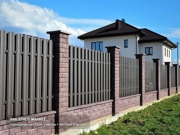 Закрытый периметр из профлиста по Сахалинской области: можно оценить цвет, направление секций и общий масштаб ограждения. Такой забор закрывает двор от улицы и помогает быстро собрать ровную линию периметра.