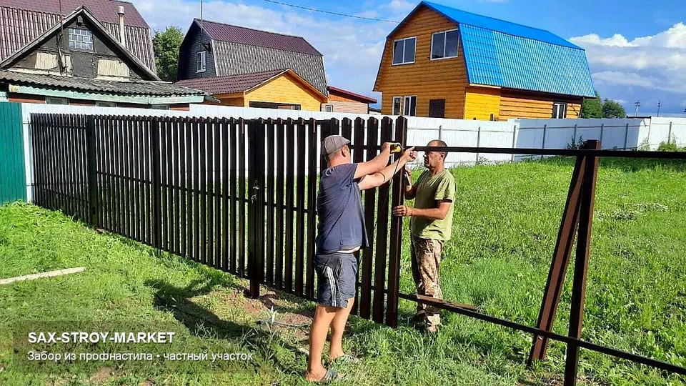 Закрытый периметр из профлиста в Южно-Сахалинске: кадр помогает представить забор из профнастила на похожем сахалинском участке. Такой забор закрывает двор от улицы и помогает быстро собрать ровную линию периметра.