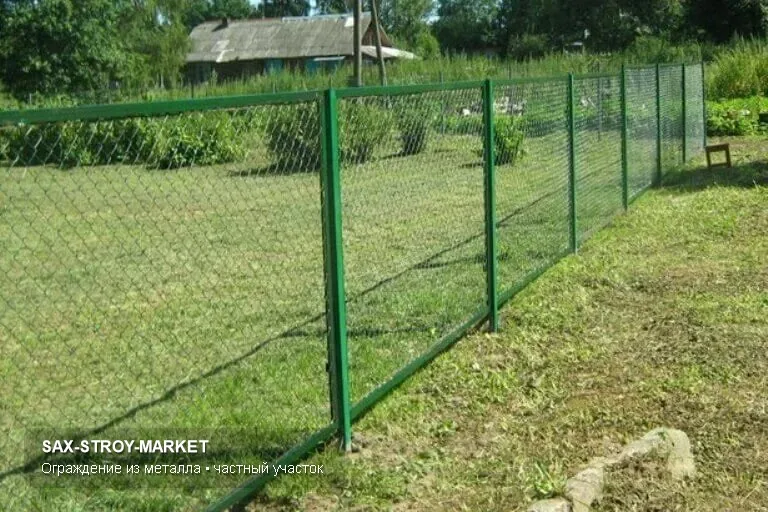 Закрытый периметр из профлиста в Южно-Сахалинске: можно оценить цвет, направление секций и общий масштаб ограждения. Для похожего объекта заранее обсуждаются проемы, калитка, примыкания и удобный подъезд к дому.