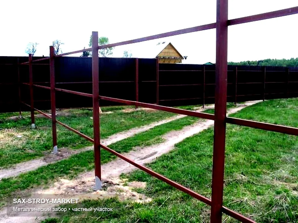 Закрытый периметр из профлиста в Южно-Сахалинске: ограждение подходит для частного двора, где важны приватность и быстрый монтаж. Для похожего объекта заранее обсуждаются проемы, калитка, примыкания и удобный подъезд к дому.