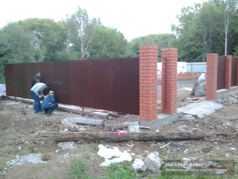 Закрытый периметр из профлиста в Южно-Сахалинске: кадр помогает представить забор из профнастила на похожем сахалинском участке. Для похожего объекта заранее обсуждаются проемы, калитка, примыкания и удобный подъезд к дому.