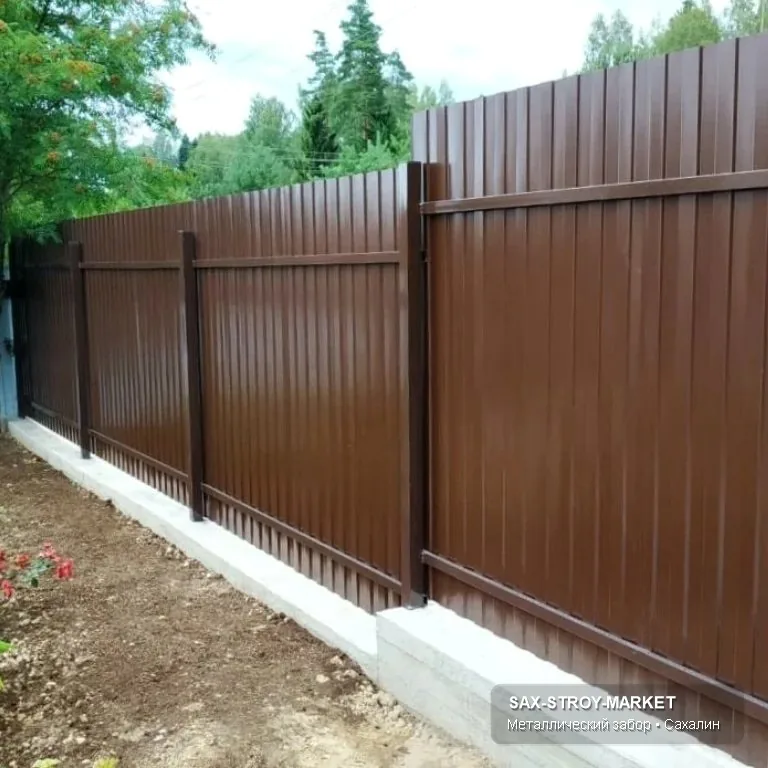 Бетонное ограждение для плотного периметра в Южно-Сахалинске: кадр показывает бетонную часть, опоры и подготовку под долговечное ограждение. Перед монтажом секций важно правильно выставить отметки, опоры и ширину будущего периметра.