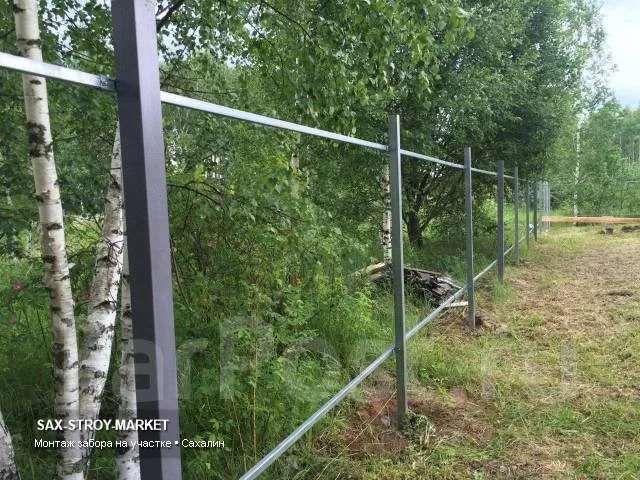 Подготовленное основание под ограждение в Южно-Сахалинске: основание выглядит ровным и рассчитанным на нормальную эксплуатацию в регионе. Перед монтажом секций важно правильно выставить отметки, опоры и ширину будущего периметра.