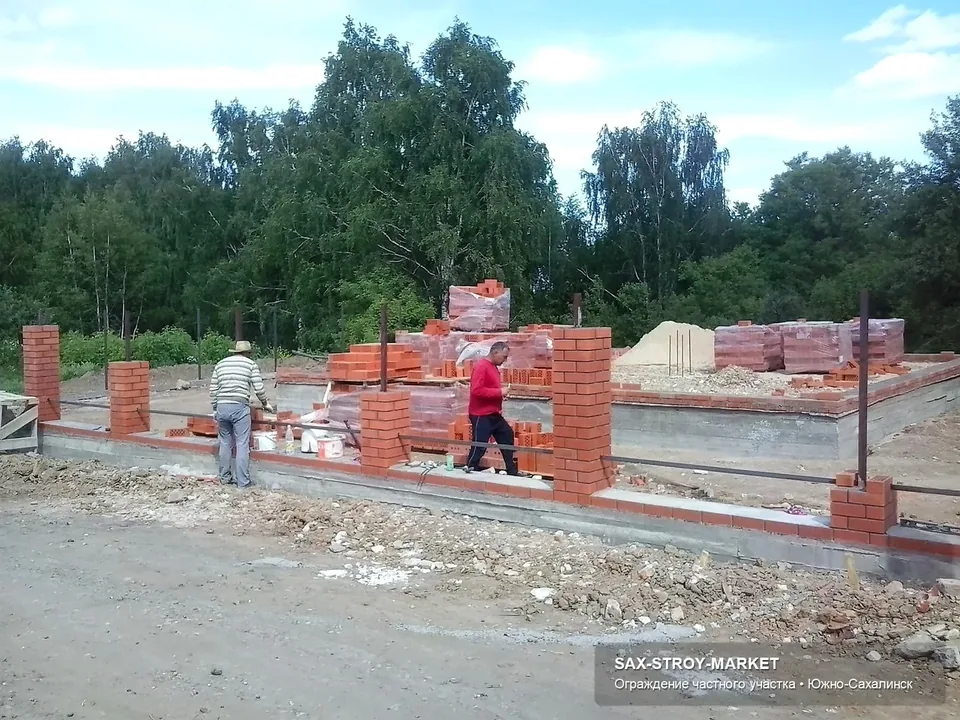 Подготовленное основание под ограждение по Сахалинской области: кадр показывает бетонную часть, опоры и подготовку под долговечное ограждение. Бетонная лента нужна там, где ограждению требуется жесткая основа и аккуратная посадка по уровню.