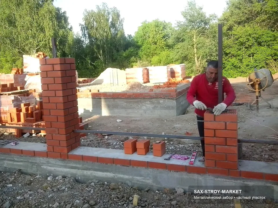 Подготовленное основание под ограждение по Сахалинской области: можно оценить высоту ленты, привязку к участку и будущую посадку секций. Перед монтажом секций важно правильно выставить отметки, опоры и ширину будущего периметра.