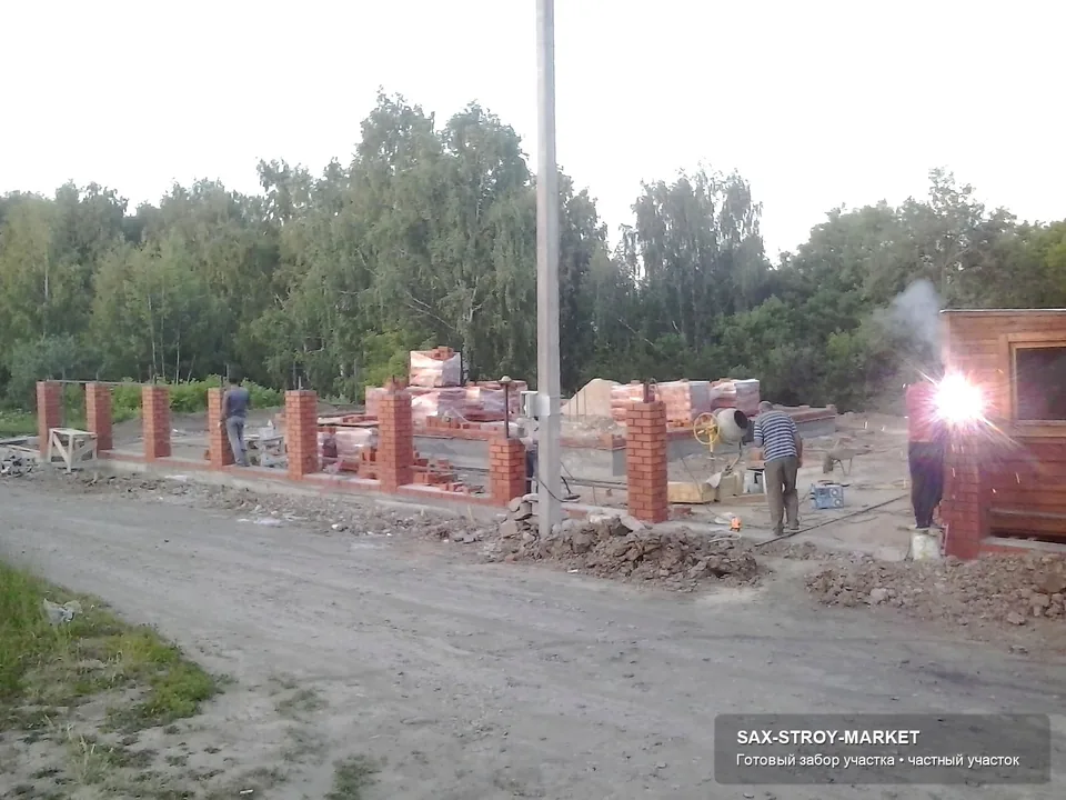 Забор на бетонной ленте в Южно-Сахалинске: видны узлы, которые обычно скрываются после завершения монтажа секций. Бетонная лента нужна там, где ограждению требуется жесткая основа и аккуратная посадка по уровню.