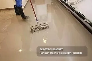 отделочные работы — укладка ламината с подрезкой у стены для объекта в Южно-Сахалинске, рабочий ракурс 2