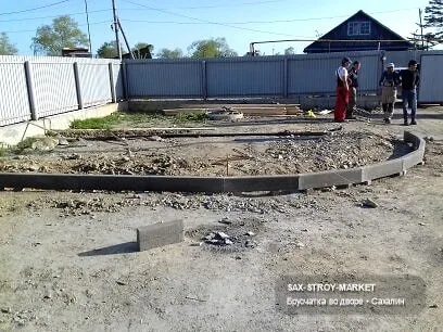 Укладка брусчатки: покрытие на участке, бордюр и край покрытия — Южно-Сахалинск, Сах-Строй-Маркет