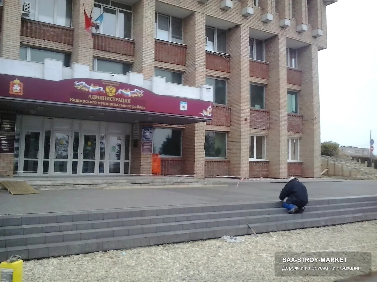 Укладка брусчатки: покрытие на участке, дорожка после укладки — Южно-Сахалинск, Сах-Строй-Маркет