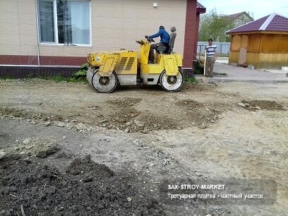 Укладка брусчатки: покрытие на участке, бордюр и край покрытия — Южно-Сахалинск, Сах-Строй-Маркет
