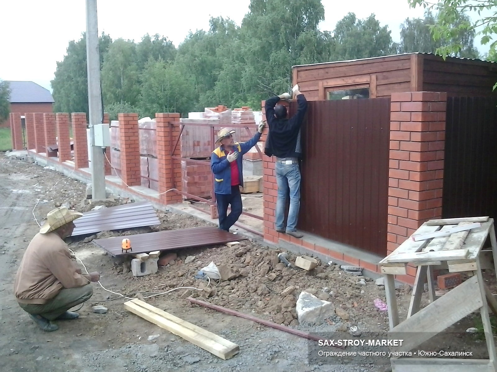 Установка забора: ограждение участка, въездная группа участка — Южно-Сахалинск, Сах-Строй-Маркет