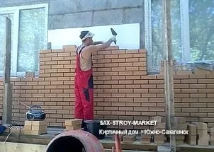 Строительство дома под ключ: частный дом, кладка стен крупным планом — Южно-Сахалинск, Сах-Строй-Маркет