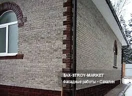 Монтаж фасада: фасад дома, рабочий этап облицовки — Южно-Сахалинск, Сах-Строй-Маркет