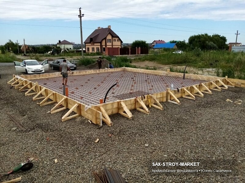 Устройство фундамента: основание под дом, этап монолитного основания — Южно-Сахалинск, Сах-Строй-Маркет